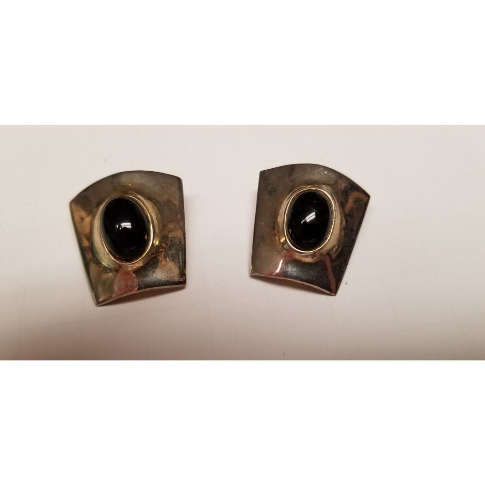 Vintage pat pend goldtone clipon earrings with black oval cabochon 42624*